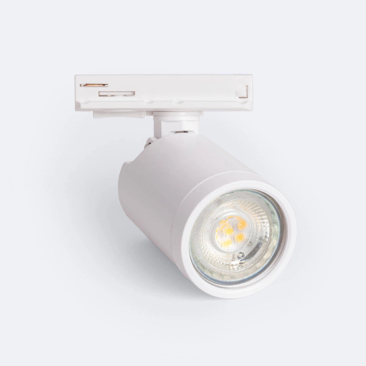 Foco de carril monofásico con casquillo GU10, ideal para iluminar grandes superficies desde los techos. La luz emitida por los focos se enfoca y dirige para resaltar las características de los objetos a distancia.
Gracias a su moderno diseño en acabado blanco o negro, puede utilizarse en numerosos estilos y ambientes: salones y dormitorios, así como restaurantes, tiendas y hoteles, también puede ser utilizado en todo tipo de tiendas: moda, estética, peluquería, joyerías, restaurantes, etc.