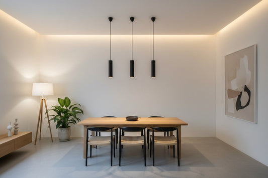 Interior minimalista moderno con iluminación LED: lámparas colgantes tubulares negras, lámpara de pie nórdica y luz indirecta cálida