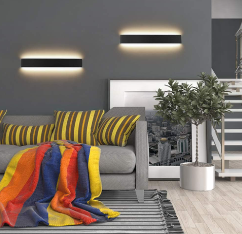 Aplique LED de pared de diseño minimalista. Permite generar un tipo de luz difusa y homogénea a la vez son elementos funcionales y decorativos. Los apliques de pared Led suelen ser luminarias que complementan a la iluminación principal siendo un elemento importante en la decoración de los más variados ambientes. 
Ideal para iluminar y marcar paños de pared, zonas de paso como pasillos, recibidores, baños, escaleras... 