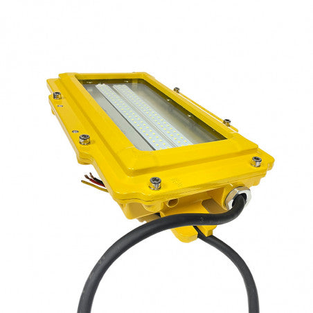 Proyector LED atex para uso en zonas con riesgo de explosión en atmósferas de gas y polvo combustible. Carcasa de aluminio libre de cobre (color amarillo RAL 1021).
Vidrio templado, resistencia a impactos 4J