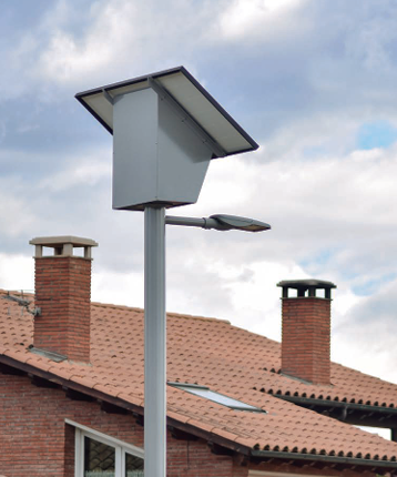 Punt Solar format de caixa d'acer galvanitzat i pintat amb pintura anticorrosiu. A més, les bateries i els equips electrònics s'allotgen a una caixa estanca extraïble IP66. Així mateix, subjecta la placa fotovoltaica amb el grau d'inclinació adequat per a cada latitud. S'adapta a qualsevol mida de placa fotovoltaica. Incorpora un ancoratge de fixació a la Columna de manera que es pot bloquejar amb l'angle de gir necessari per orientar la placa fotovoltaica cap al sud.