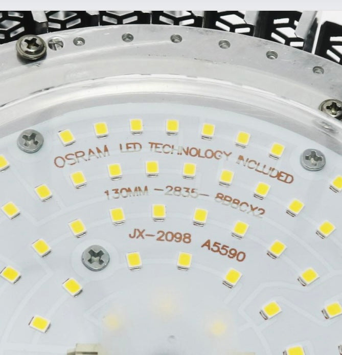 Campana LED  de 200W de potencia con una gran eficiencia lumínica de 120Lm/w, aportando 24.000Lúmenes, gracias a su Chip SMD de marca Osram. Obtendremos una iluminación uniforme y distribuida gracia al diseño de su difusor. 
Consta de una protección IP44, lo cual hace de esta Campana LED, un producto seguro contra humedad y polvo que puede ser usado en exteriores bajo cubierta. Su encendido instantáneo permite un arranque rápido y incorpora una protección contra sobretensiónes de 4Kv. a 220v 