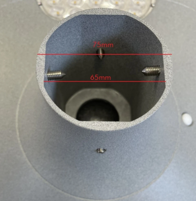 Farola equipada con la última tecnología LED, esta farola ofrece una potencia
de 100W y una luminosidad de 2.700lm, asegurando una iluminación brillante y uniforme en todo momento.
Con una temperatura de color de 3000K, proporciona una luz cálida y
agradable que mejora la visibilidad sin deslumbrar, ideal para una variedad de aplicaciones exteriores.
Incorpora una batería de litio BYD de 121,6Wh. La farola se enciende automáticamente al anochecer y se apaga al amanecer. Apta para columnas de punta de Ø60mm