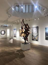 Foco Carril LED Trifásico 30W Regulable TRIAC CCT Multiángulo 15-60º incorpora una fuente COB avanzada, y permite cambiar el ángulo del haz de luz entre 15-60º. La calidad de su haz de luz es excepcional, asegurando una reproducción de colores fiel y sin distorsiones. Es ideal para enfatizar detalles como cuadros en galerías o exhibiciones en vitrinas de tiendas.