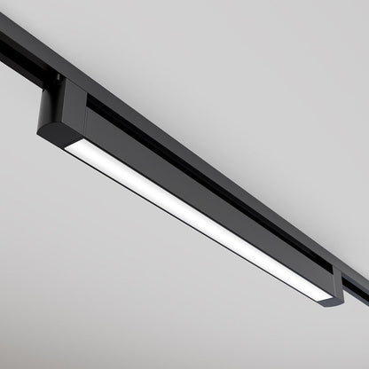 Foco LED para Carril monofasico de 24W con acabado en Negro y Aluminio. Chip de altas prestaciones Sanan. Instalaciones para carriles Monofásicos. El Foco de Carril Lineal posee un ángulo de apertura de 120º y 2000 Lúmenes.
Permite la orientación con ángulo de 80º  que lo hace perfecto para la iluminación en Tiendas, Comercios, Exposiciones …
