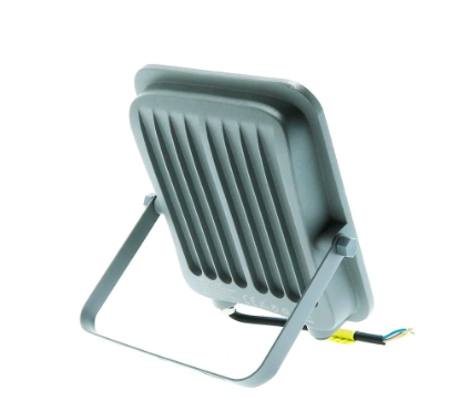 Fabricado en aluminio para su gran disipación y cristal. Cuenta con un IP65 que lo hace ideal para zonas de exterior.
El foco proyector LED cuenta con un encendido instantáneo con lo que obtenemos en casos por falta de tensión eléctrica reestablecer la iluminación de forma instantánea y cuentan con una vida estimada de 50.000 horas.