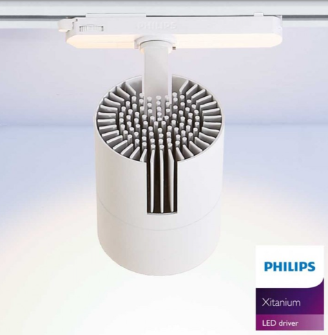 proyector LED para carril trifásico de  40w de potencia, y una luminosidad de 3600 lumens, con el índice de reproducción cromática más alto del mercado (CRI>95)  es un producto de altísima calidad que se distingue por su estética compacta, sin sacrificar la eficiencia ya que incorpora un driver Philips Xitanium de alto rendimiento, que asegura una larga durabilidad.
Su diseño orientable a 360º, con un ángulo de luz a 38º, lo convierte  en un producto ideal para iluminación de tiendas, museos...etc