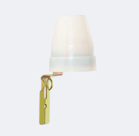sensor crepuscular con capacidad de encender o apagar automáticamente la luz según la luz ambiental. Es adecuado para uso en exteriores y se monta en superficie, ya sea una pared o en el mismo poste de la luminaria.
Este Sensor Crepuscular Superficie 10A IP44 puede soportar una potencia LED de 2400W con una corriente nominal máxima de 10A. Tiene una clasificación IP44, lo que lo hace resistente a la entrada de polvo y agua. Además, funciona con una tension de 220V-240V y una frecuencia de 50/60Hz. 