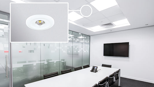 Mini luz de emergencia circular led 3w y 300lm de superficie o empotrable permanente / no permanente. Batería recargable LiFePO4 de 1.800mA que garantiza una autonomía de hasta 3 horas de iluminación contínua, durante cualquier corte de luz. Led indicador de funcionamiento. Voltage de 85v a 265v AC. Protección IP20 solo apta para interiores. Solución práctica, sencilla y discreta para cualquier instalación.