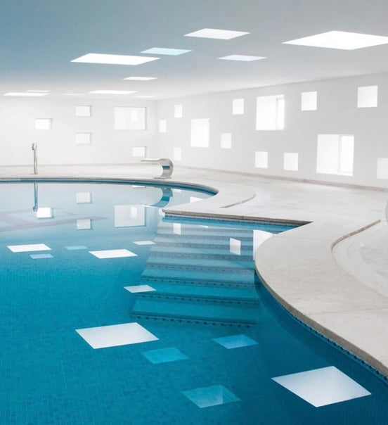 Pack de 2 Paneles LED Empotrables de 60x60cm y 40W es una solución de iluminación eficiente y moderna, con clasificación IP65, ideal para salas blancas y zonas con humedad y condensación de vapor. Con un flujo luminoso de 4400 lúmenes y un sistema de retroiluminación backlight, garantiza una iluminación clara y uniforme. Equipado con un driver Philips CertaDrive de uso profesional, ofrece una iluminación sin flicker.
El panel LED tiene un ángulo luminoso de 120º y un CRI > 80.