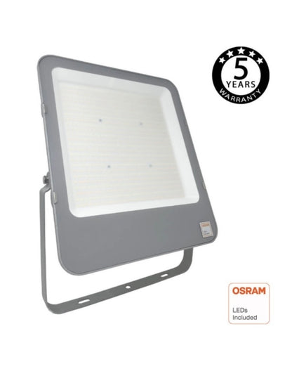 Foco Proyector LED NEW PRO de 200W, con 26.000 lúmenes es una solución potente y eficiente para la iluminación de exteriores. Con una carcasa gris de aluminio y un difusor de vidrio glaseado para evitar deslumbramientos, este proyector proporciona una iluminación de alta calidad con un ángulo luminoso de 110º. difusor de vidrio glaseado para evitar deslumbramientos
