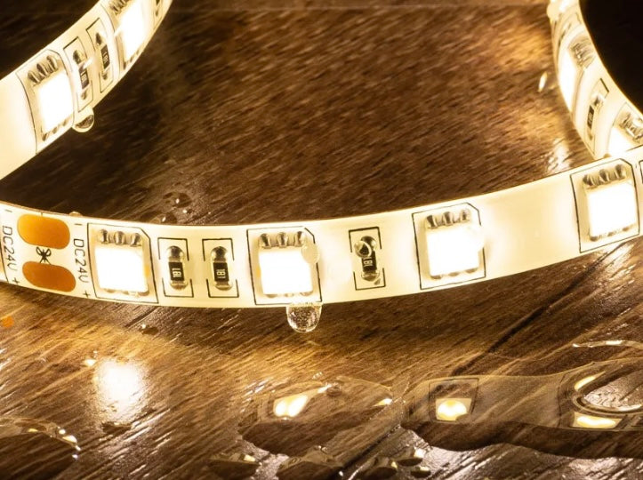 Tira de leds de 5 mts a 24v, cortable cada 5cm, estanca IP65 apto para interior/exterior. Consumo 14w/mt., ancho 8mm.&nbsp;

Requiere alimentador a 24v DC. Aconsejable instalar sobre perfil de aluminio