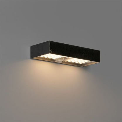 Aplique de pared Solar LED  con una potencia de 6W y una luminosidad de 800 lúmenes, con temperaturas de color de 3000K y 4000K. Equipado con un chip LED SMD2835 y una batería integrada de 11.1 w/h, además de un panel solar monocristalino de 2,8W. Fabricado en ABS + PC, este aplique cuenta con una óptica luminosa de 120º y una clasificación IP65, ideal para uso exterior. Incluye sensor PIR crepuscular y de movimiento. Batería integrada de 11.1 w/h. Clasificación IP65