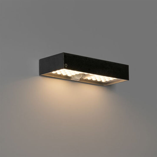 Aplique de pared Solar LED  con una potencia de 6W y una luminosidad de 800 lúmenes, con temperaturas de color de 3000K y 4000K. Equipado con un chip LED SMD2835 y una batería integrada de 11.1 w/h, además de un panel solar monocristalino de 2,8W. Fabricado en ABS + PC, este aplique cuenta con una óptica luminosa de 120º y una clasificación IP65, ideal para uso exterior. Incluye sensor PIR crepuscular y de movimiento. Batería integrada de 11.1 w/h. Clasificación IP65