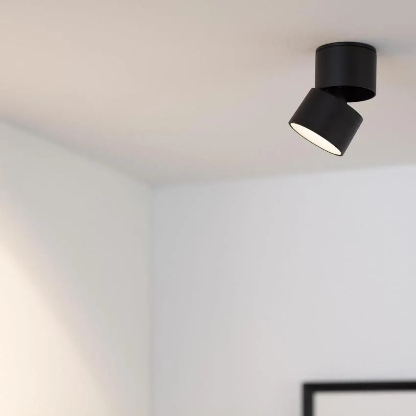 Aplique de techo tubular de aluminio de 7w que se puede inclinar hasta 90º para enfocar el haz de luz adecuando la iluminación al ambiente que deseemos crear. También puede rotar sobre sí mismo hasta 360º haciéndolo un aplique muy versátil ya que se puede instalar tanto en techo como en pared.