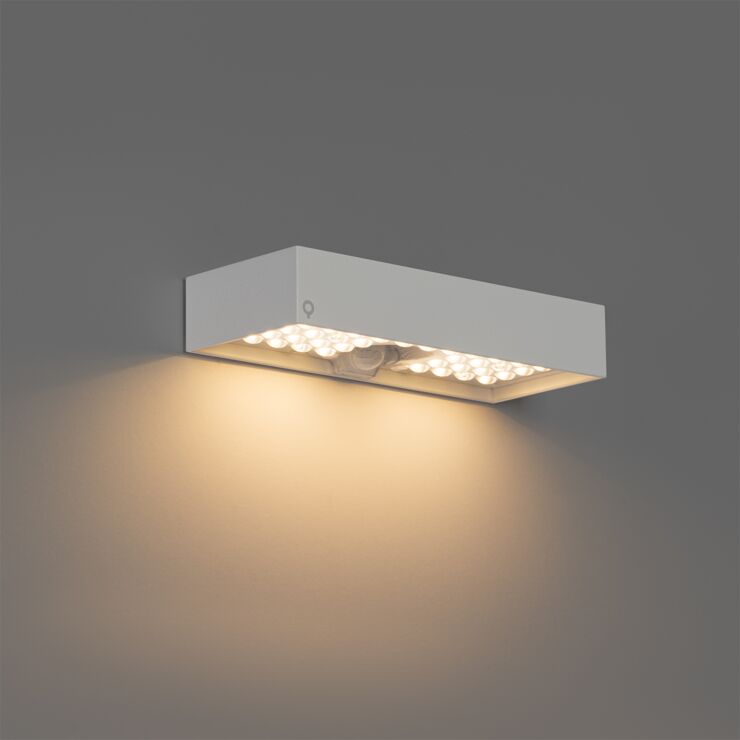 Aplique de pared Solar LED  con una potencia de 6W y una luminosidad de 800 lúmenes, con temperaturas de color de 3000K y 4000K. Equipado con un chip LED SMD2835 y una batería integrada de 11.1 w/h, además de un panel solar monocristalino de 2,8W. Fabricado en ABS + PC, este aplique cuenta con una óptica luminosa de 120º y una clasificación IP65, ideal para uso exterior. Incluye sensor PIR crepuscular y de movimiento. Batería integrada de 11.1 w/h. Clasificación IP65