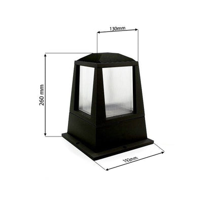 Baliza sobremuro exterior con base para una bombilla de casquillo E27. Está fabricado en aluminio y policarbonato con acabado en color negro. Esta baliza consta de un portalámparas con un casquillo E27 para poder optar por diferentes tipos de bombilla. 