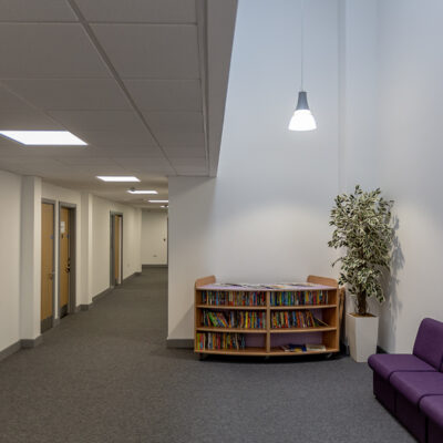 Campana LED Industrial decorativa con reflector de 90º de 25 a 80W, color  CCT Seleccionable. Incorpora  un reflector de policarbonato, logrando una estética que evoca las campanas led tradicionales con un gran confort visual y estético.