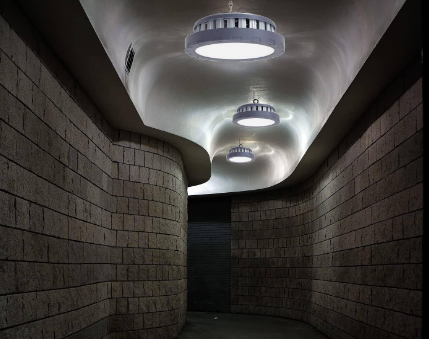 Campana led industrial con o sin reflector que ofrece una potente iluminación que es perfecta para instalaciones industriales, almacenes, talleres, garajes, bibliotecas, oficinas altas y más. Diseño elegante con un  acabado clásico que combina perfectamente con cualquier entorno industrial o comercial.  