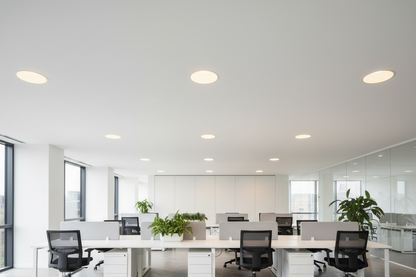 Downlights completamente empotrables en oficina