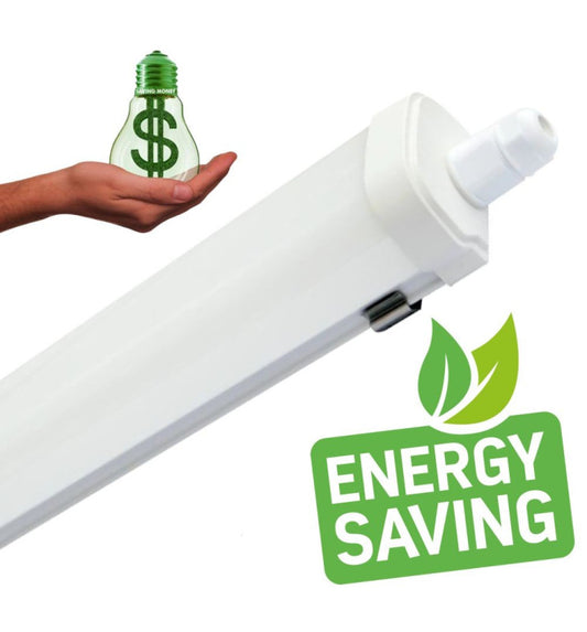 Pantalla estanca Lineal LED de 150cm, con 45W y 4950lm,ofrece una iluminación potente y duradera para entornos industriales y profesionales. Fabricada en aluminio y termoplástico, esta pantalla garantiza con su diseño, la interconexión por ambos extremos sin necesidad de desmontaje, lo que la hace ideal para instalaciones en serie. 
El chip LED integrado SM2835 con un ángulo luminoso de 120º 