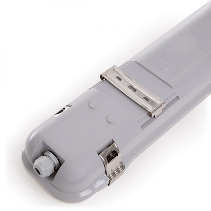 Pantalla para tubos led grado de estanqueidad IP65. Cableada con casquillo G13 y conexión a un extremo. La pantalla estanca está fabricada en ABS y policarbonato. Incluye todos los accesorios necesarios para su instalación.