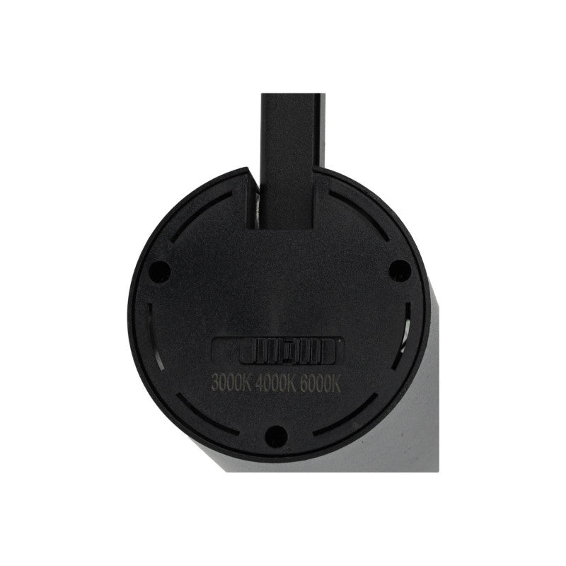 Foco Carril LED Trifásico 30W Regulable TRIAC CCT Multiángulo 15-60º incorpora una fuente COB avanzada, y permite cambiar el ángulo del haz de luz entre 15-60º. La calidad de su haz de luz es excepcional, asegurando una reproducción de colores fiel y sin distorsiones. Es ideal para enfatizar detalles como cuadros en galerías o exhibiciones en vitrinas de tiendas.