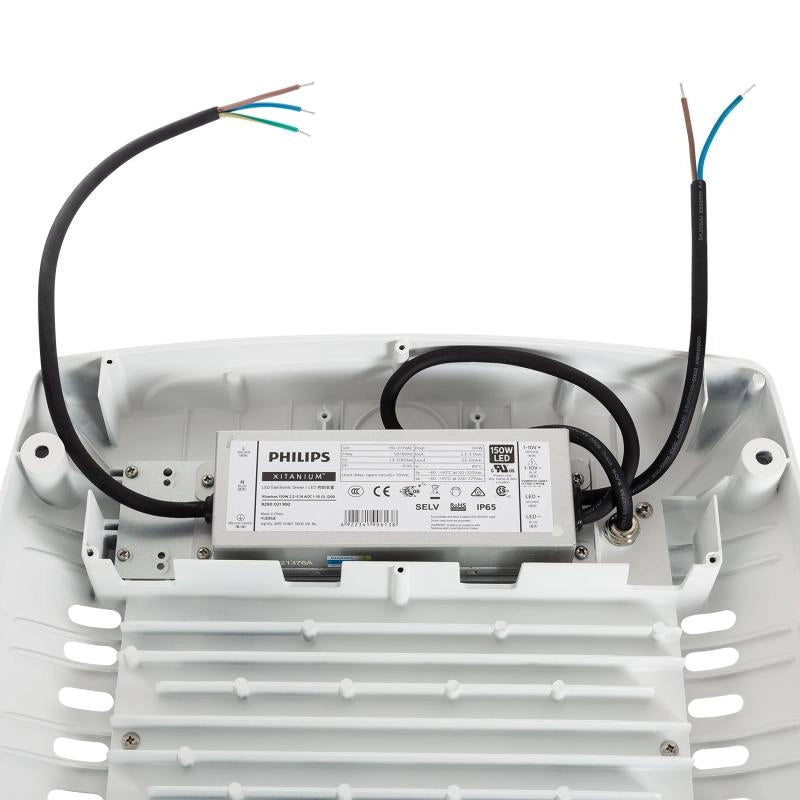 Foco especial gasolineras 100W 150lm/W Driver Philips Xitanium Regulable 1-10V ha sido específicamente diseñado para su uso en cubiertas de estaciones de servicio. Fabricada en aluminio inyectado con recubrimiento especial resistente a vapores de gasolina y que no sufre degradación ni riesgo de fisuración por contacto con gases de hidrocarburos. El driver PHILIPS Xitanium integrado, regula con precisión mediante interfaz 1-10V, lo que permite conectarse a sistemas de regulación y detección de presencia