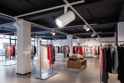 Foco LED Philips 32W en tienda de ropa