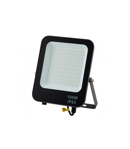 Foco proyector LEDs Osram de construcción robusta y eficiente para la iluminación en diversas aplicaciones. Acabado en color negro su estructura está construida de aluminio y cristal, proporcionando durabilidad y resistencia en diversos entornos. Puede alimentarse con corriente alterna en un rango de 200 a 265V AC, con un ángulo de apertura de 120 grados.