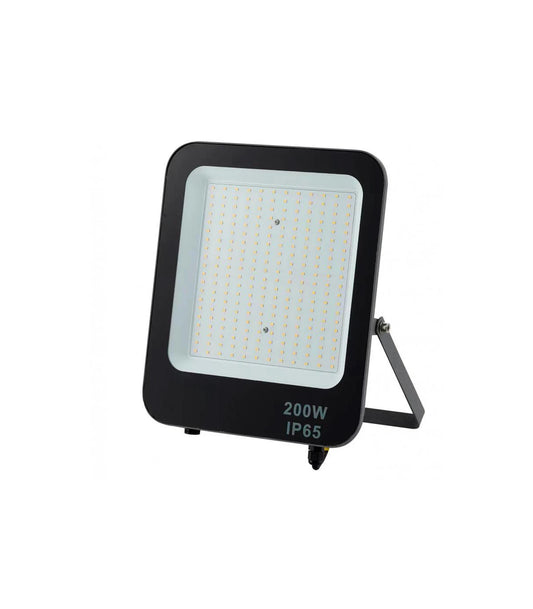 Foco Proyector led de 200W es una solución potente y eficiente para la iluminación de exteriores. Con una carcasa gris de aluminio y un difusor de vidrio glaseado para evitar deslumbramientos, este proyector proporciona una iluminación de alta calidad con un ángulo luminoso de 110º. Incluye un chip LED OSRAM SMD 2835 de alto brillo y rendimiento de 130Lm/W, lo que garantiza una excelente eficiencia lumínica.
