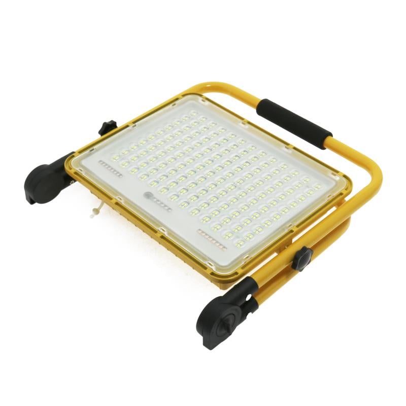 El foco proyector LED con batería portátil es ideal para poder realizar todo tipo de trabajos sin electricidad.
Dispone de una batería de litio de 3.2V 12000mAH, tiene una autonomía de 4-8 horas. Tiempo de carga 8H
Incluye un soporte, cargador para el coche y un cargador para la red eléctrica.
El proyector con batería es IP65 con lo que es ideal para zonas de exterior.
Incluye control remoto para encender y apagar, regular la intensidad o programar el tiempo de encendido