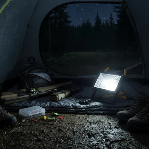 El foco proyector LED con batería portátil es ideal para poder realizar todo tipo de trabajos sin electricidad.
Dispone de una batería de litio de 3.2V 12000mAH, tiene una autonomía de 4-8 horas. Tiempo de carga 8H
Incluye un soporte, cargador para el coche y un cargador para la red eléctrica.
El proyector con batería es IP65 con lo que es ideal para zonas de exterior.
Incluye control remoto para encender y apagar, regular la intensidad o programar el tiempo de encendido