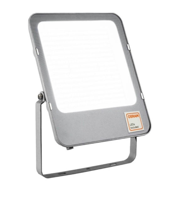 Foco Proyector LED NEW PRO de 200W, con 26.000 lúmenes es una solución potente y eficiente para la iluminación de exteriores. Con una carcasa gris de aluminio y un difusor de vidrio glaseado para evitar deslumbramientos, este proyector proporciona una iluminación de alta calidad con un ángulo luminoso de 110º. difusor de vidrio glaseado para evitar deslumbramientos