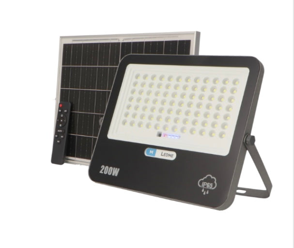 Foco solar LED para exteriores a prueba de agua IP65 puede funcionar normalmente en condiciones de lluvia, aguanieve y nieve, adecuada para su patio, terraza, garaje, estadio, área de juegos abierta y otros lugares.
La batería de litio de 3.2V 20000mAh garantiza un tiempo de carga rápido de 10-12 horas y un tiempo de uso prolongado de 10-12 horas