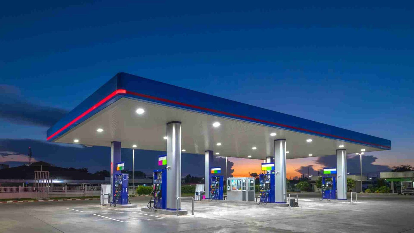 Foco especial gasolineras 100W 150lm/W Driver Philips Xitanium Regulable 1-10V ha sido específicamente diseñado para su uso en cubiertas de estaciones de servicio. Fabricada en aluminio inyectado con recubrimiento especial resistente a vapores de gasolina y que no sufre degradación ni riesgo de fisuración por contacto con gases de hidrocarburos. El driver PHILIPS Xitanium integrado, regula con precisión mediante interfaz 1-10V, lo que permite conectarse a sistemas de regulación y detección de presencia