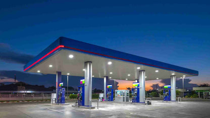 Foco especial gasolineras 100W 150lm/W Driver Philips Xitanium Regulable 1-10V ha sido específicamente diseñado para su uso en cubiertas de estaciones de servicio. Fabricada en aluminio inyectado con recubrimiento especial resistente a vapores de gasolina y que no sufre degradación ni riesgo de fisuración por contacto con gases de hidrocarburos. El driver PHILIPS Xitanium integrado, regula con precisión mediante interfaz 1-10V, lo que permite conectarse a sistemas de regulación y detección de presencia