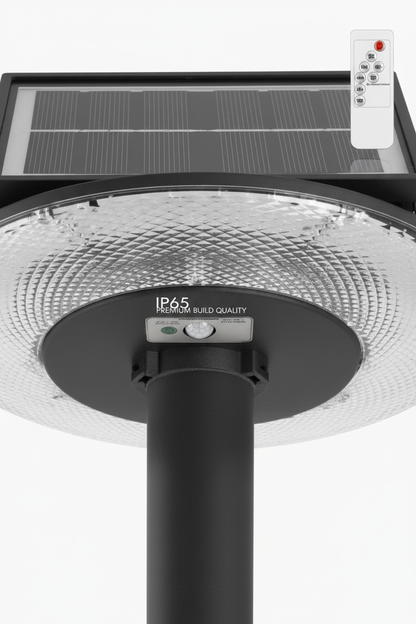 Detalle técnico farola solar LED mostrando panel solar y sensor de movimiento IP65