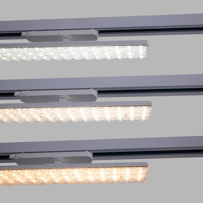 Esta luminaria lineal para carril electrificado trifásico,constituye una solución lumínica altamente eficiente y versátil.
Está equipada con 66 chips SMD 2835, con un ángulo de apertura lumínica de 60º, asegurando una distribución uniforme de la luz. Su índice de reproducción cromática es elevado (CRI>90), brindando una reproducción fiel de los colores, similar a la luz natural.
Su sistema CCT permite seleccionar la temperatura de la luz en blanco cálido, natural o frío.