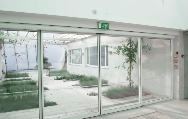 Luminaria Daisalux de señalización y evacuación de 3w. Montaje adosado en techo; placa de señalización de salida de 320x160 mm. Protección IP65, autotest clase II. Autonomía 1 hora.