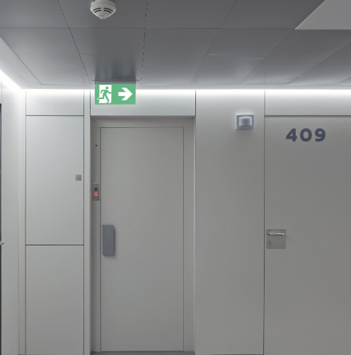 Luminaria Daisalux de señalización y evacuación de 3w. Montaje adosado en techo; placa de señalización de salida de 320x160 mm. Protección IP65, autotest clase II. Autonomía 1 hora.