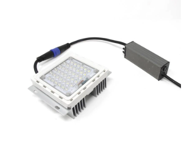 El módulo LED de 40W es una opción ideal para la iluminación exterior en el alumbrado público. Con una potencia de 40W y un rendimiento de 135Lm/W, proporciona un flujo luminoso de 5400 lúmenes, asegurando una iluminación brillante y eficiente.
Fabricado con chip LED BridgeLUX, este módulo LED ofrece una garantía de 5 años, asegurando durabilidad y fiabilidad a largo plazo. 