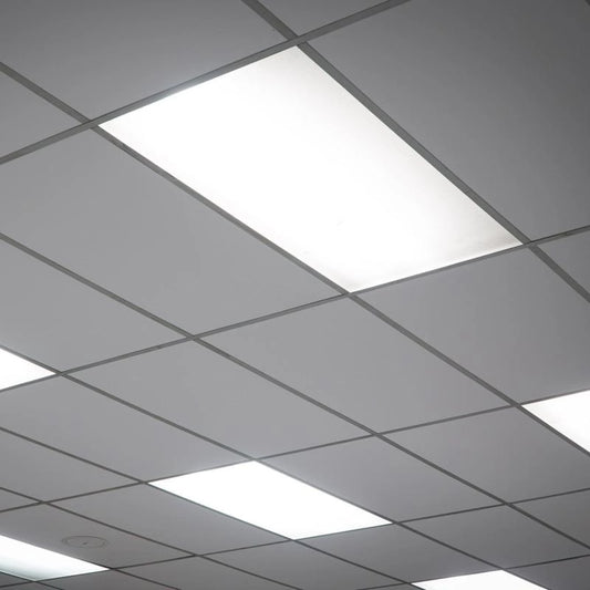 Panel LED 120x60cm 72W 7200lm. Su instalación es sencilla, adaptándose a techos desmontables con el kit empotrable o, para instalaciones en techo, utilizando el kit de superficie o el kit de suspensión. La emisión de luz de alta calidad y uniformidad mejora significativamente las condiciones laborales, mientras que el difusor opal incorporado reduce el deslumbramiento para una experiencia visual más agradable.
