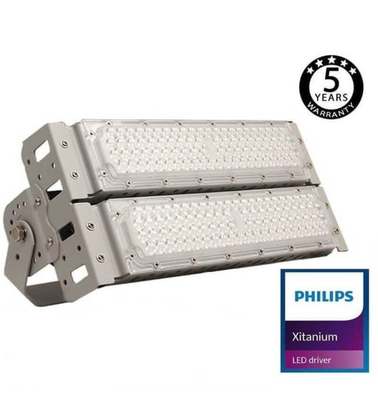 Proyector modular 100w con con un rendimiento de 180Lm/W
Dimensiones  305x155x80mm
Material Aluminio lacado al horno
Ópticas Disponibles: 60º, 25º, Asimétrica 136x78º
Driver PHILIPS XITANIUM
El proyector está disponible con diferentes opciones de ópticas, cada una diseñada para maximizar su eficacia en distintas aplicaciones:
Óptica Focalizada 60º
Óptica Focalizada 25º
Óptica Asimétrica 136x78º