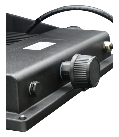 Proyector LED Exterior Profesional es una solución de iluminación suoer eficiente. Equipado con chip LED LUMILEDS de 150 lúmenes/w y un driver de alta calidad que permite ajustar su potencia entre 200w, 160w y 120w. Cuenta con un selector de temperatura CCT que permite elegir entre 3000K, 4000K y 6000K, proporcionando una iluminación adaptable a cualquier entorno. hasta 30.000 lúmenes. 