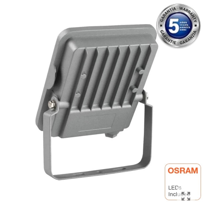 LED OSRAM SMD 2835 de alto brillo y rendimiento de 130Lm/W, lo que garantiza una excelente eficiencia lumínica. Su diseño compacto con dimensiones de 115x135x31mm y una lira ajustable hasta 360º Cable de conexión de 15cm para conectar directamente a la red eléctrica a 220-240V. Además, cuenta con un factor de potencia > 0.95 y un driver LED integrado sin flicker. Con clasificación IP65 y un CRI>80