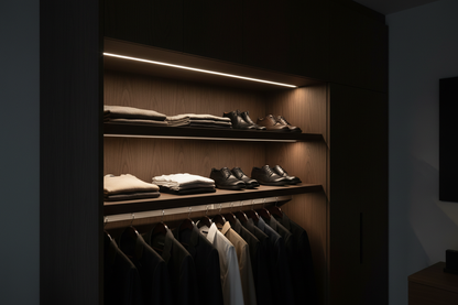 Tira LED en interior de armario