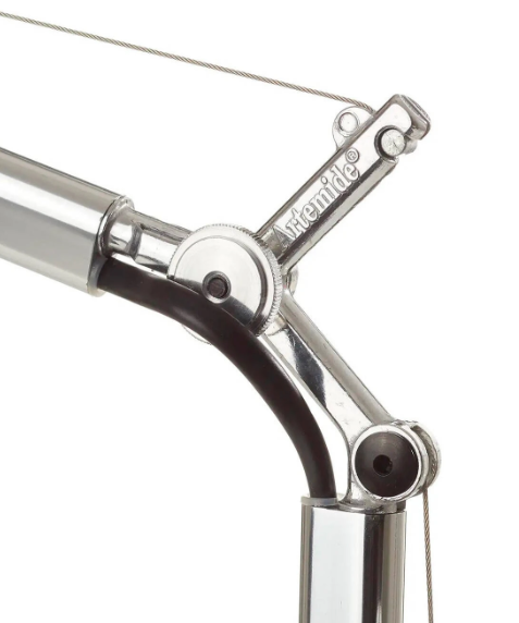 Tolomeo es solo una de las muchas lámparas Tolomeo , centradas en la funcionalidad, la flexibilidad y la calidad. El aspecto industrial se lanzó por primera vez en 1987 como la primera lámpara de mesa de la serie, donde los diseñadores se inspiraron en la popular lámpara arquitectónica. La lámpara ha ganado innumerables premios desde su introducción y hoy en día es una lámpara extremadamente popular en todo el mundo, tanto en diversos hogares como en la oficina.